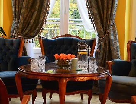 Bed and breakfast Astoria - Literatów 3*