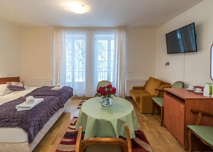 Astoria - Literatow לינה וארוחת בוקר 3*